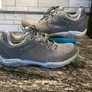VGC Women’s Columbia Grey Suede Waterproof hiking shoes. Size 8